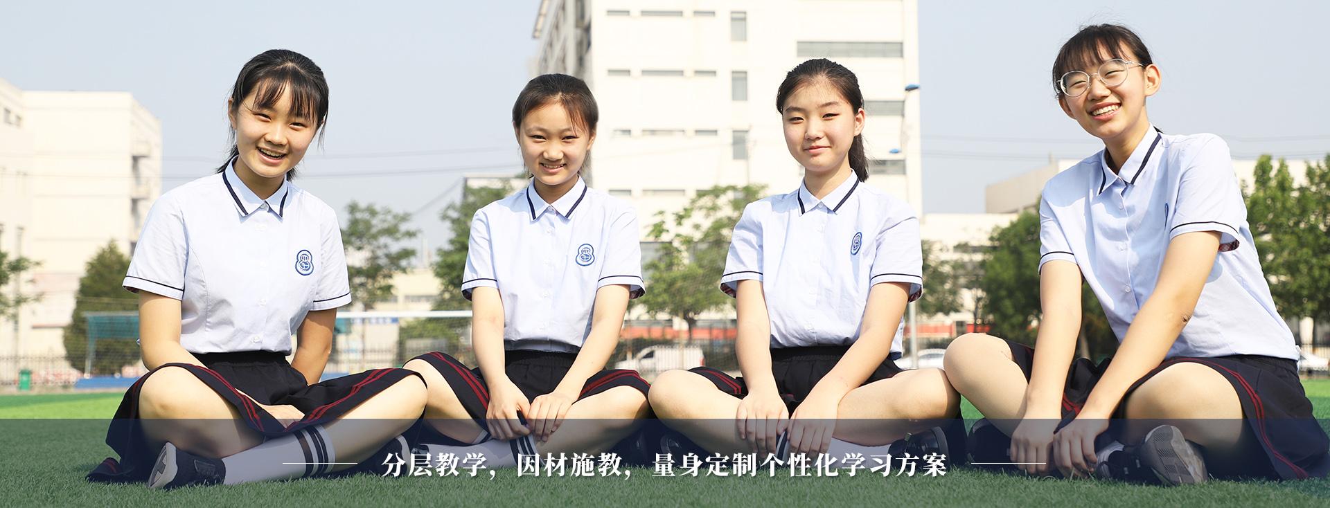 六力学校学生在校园草坪上合影